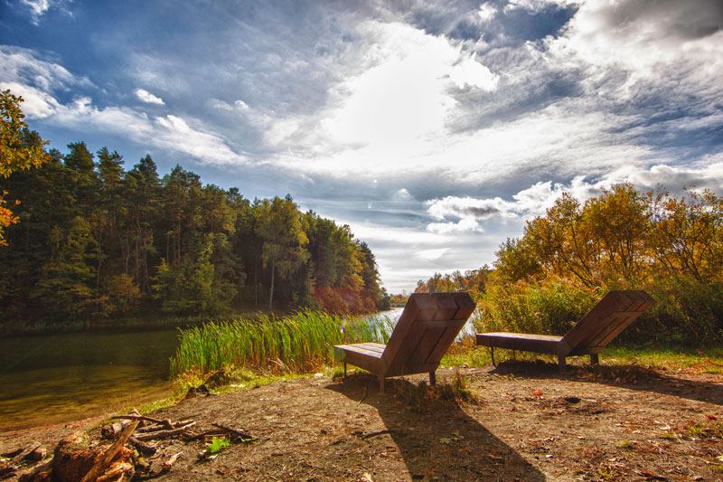 Na zdjęciu widać leżaki nad Jeziorem Długim