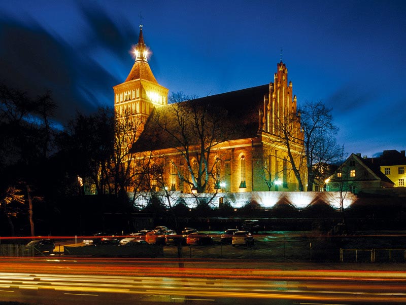 Zdjęcie katedry nocą