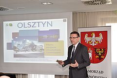 Piotr Grzymowicz podczas prelekcji na spotkaniu z biznesmenami w Gdańsku