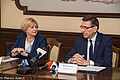 Dyrektor Miejskiego Ośrodka Pomocy Społecznej Elżbieta Skaskiewicz i prezydent Olsztyna Piotr Grzymowicz przy stole podczas konferencji na temat programu "Rodzina 500+". Na stole mikrofony dziennikarzy.