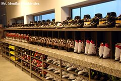 Łyżwy ustawione na półkach wypożyczalni sprzętu sportowego