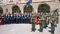 Chórzyści i orkiestra wojskowa prze olsztyńskim ratuszem