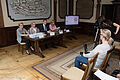 Konferencja Olsztyński Panel Obywatelski - prelegenci siedzą przy stole, naprzeciwko nich przedstawiciele mediów