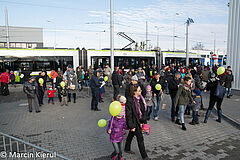 Dzień Otwarty Zajezdni Tramwajowej. Olsztynianie wysiadają z tramwaju