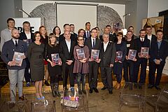 Laureaci konkursu Najlepsze Wydarzenie Lata 2015 w zbiorowym zdjęciu po wręczeniu dyplomów