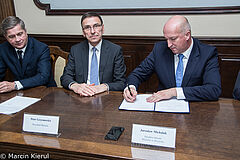 Prezydent Olsztyna i przedstawiciele fabryki Michelin podpisują akt notarialny
