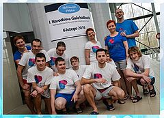 Grupowe zdjęcie niepełnosprawnych pływaków z Zespołu Placówek Edukacyjnych oraz ich opiekunów