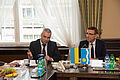 Zastępca mera Tarnopola, Leonid Bytsyura i prezydent Olsztyna Piotr Grzymowicz siedzą przy stole