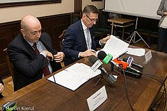 Nicolo Rundo i Piotr Grzymowicz podpisują umowę