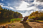 Na zdjęciu widać leżaki nad Jeziorem Długim