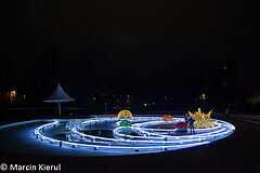 Iluminacja fontanny parku centralnego. W niecce światła, na kulach symbolizujących planety układu słonecznego stroiki