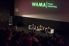 Publiczność i scena na WAMA Film Festival