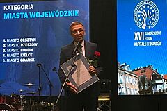 Prezydent Olsztyna odbiera nagrodę za zwycięstwo w rankingu pisma "Wspólnota"
