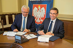 Prezydent Olsztyna podpisuje umowę na dofinansowanie budowy boiska z Kuratorem Oświaty
