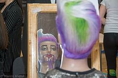 Manekin fryzjerski odbijający się w lustrze