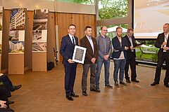 Prezydent Piotr Grzymowicz odbiera Nagrodę SARP za CRS Ukiel. Obok stoją architekci i wykonawcy obiektów