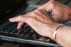 Komputer, ręce na klawiaturze