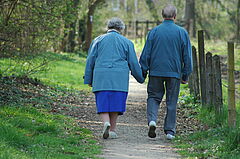 Seniorzy spacerujący