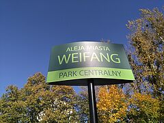 tabliczka z nazwą Aleja Miasta Weifang