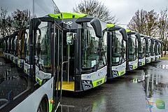 Nowe autobusy na placu manewrowym