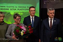 Laureatka w towarzystwie prezydenta Olsztyna i dyrektora Muzeum Warmii i Mazur
