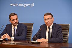 Z prawej prezydent Olsztyna Piotr Grzymowicz, z lewej minister rozwoju Mateusz Morawiecki. Obaj siedzą przy konferencyjnym stole