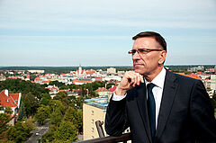 Prezydent Olsztyna na tle miasta