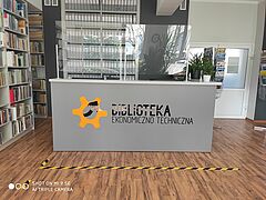 Lada biblioteczna i regały z książkami