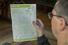 Mieszkaniec przegląda mapę trasy linii nr 129