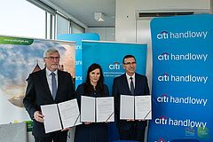 Dyrektorzy City oraz prezydent Olsztyna prezentują podpisane porozumienie