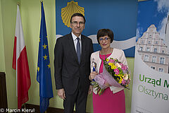 Prezydent Piotr Grzymowicz z finalistką nauczycielskiego Nobla, Jolantą Okuniewską