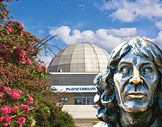 Mikołaj Kopernik przed olsztyńskim planetarium