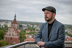 Marcel Krueger na balkonie ratusza