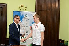 Prezydent Olsztyna i pływak MTP Kormoran podczas spotkania w ratuszu
