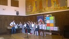 Gala podsumowująca grę miejską. Na scenie śpiewające dzieci