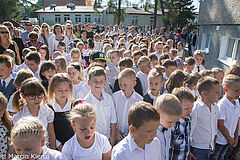 Dzieci podczas uroczystości rozpoczęcia roku szkolnego