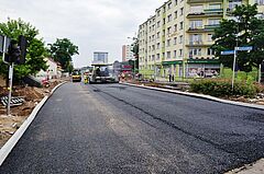 Układanie asfaltu przy pl. Bema