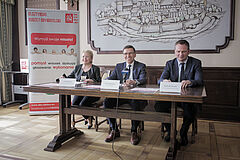 Uczestnicy konferencji prasowej za stołem prezydialnym