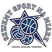 Logo programu Szyjemy Sport na Miarę. Na nim trzej zawodnicy trzymający piłki