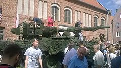 Amerykańska haubica i setki olsztynian podczas wizyty żołnierzy na Starym Mieście