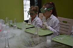 Dzieci podczas doświadczeń chemicznych