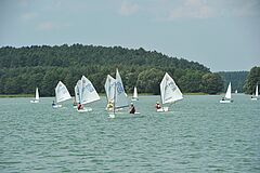 Żaglówki na jeziorze
