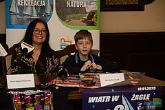 Maciek z Mamą przy stole podczas konferencji sztabu WOŚP w olsztyńskim ratuszu