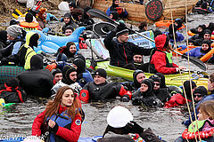 Barwnie przebrani uczestnicy skorpenowego spływu w wodach Łyny