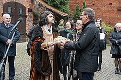na zdjęciu: prezydent Piotr Grzymowicz wita Kopernika chlebem i solą