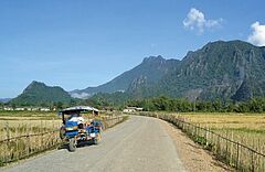 droga, pojazd tuktuk, w tel góry i błękitne niebo