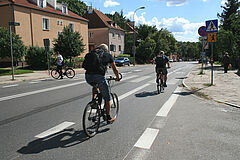 Rowerzyści korzystający z nowych pasów dla rowerów wzdłuż ul. Kościuszki
