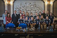 Piłkarki Stomilanek Olsztyn odwiedziły w ratuszy prezydenta miasta. Wszyscy pozucją do grupowego zdjęcia