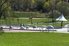 Park miejski i spacerujący ludzie