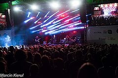 Publiczność Olsztyn Green Festival podczas koncertu. W tle scena, na której występują atyści, po prawej telebim i głośnik